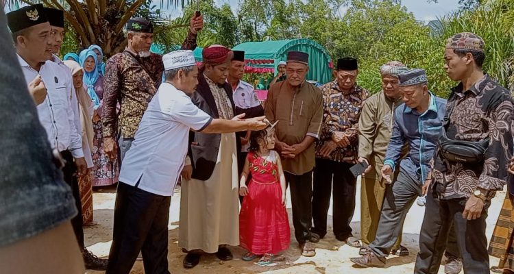 Islamic Boarding School Dhinukum Zholtan akan dibangun di tanah Barus, Tapanuli Tengah, tanah bersejarah dalam Islam. Peletakan batu pertama sudah dilakukan