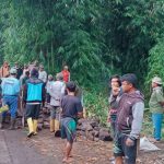 Warga Kampung Patrol, Desa Sukakarya, Kecamatan Banyuresmi gotong royong perbaiki gorong-gorong yang ambruk