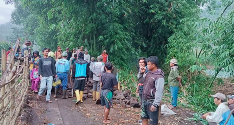 Warga Kampung Patrol, Desa Sukakarya, Kecamatan Banyuresmi gotong royong perbaiki gorong-gorong yang ambruk
