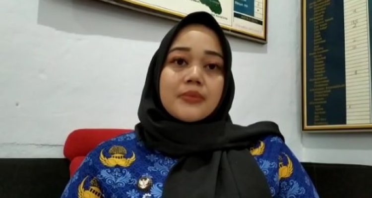 Yolanda Oktavia, Kades Banjarsari, Kecamatan Bayongbong, Kabupaten Garut, tak terima dirinya dituding selewengkan anggaran