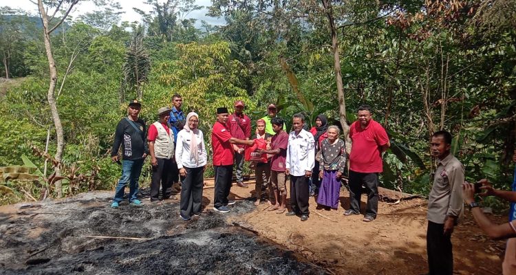 Rumah warga di Kampung Cikututug Desa Cikarang, Kecamatan Cisewu, Kabupaten Garut, ludes terbakar (foto istimewa)