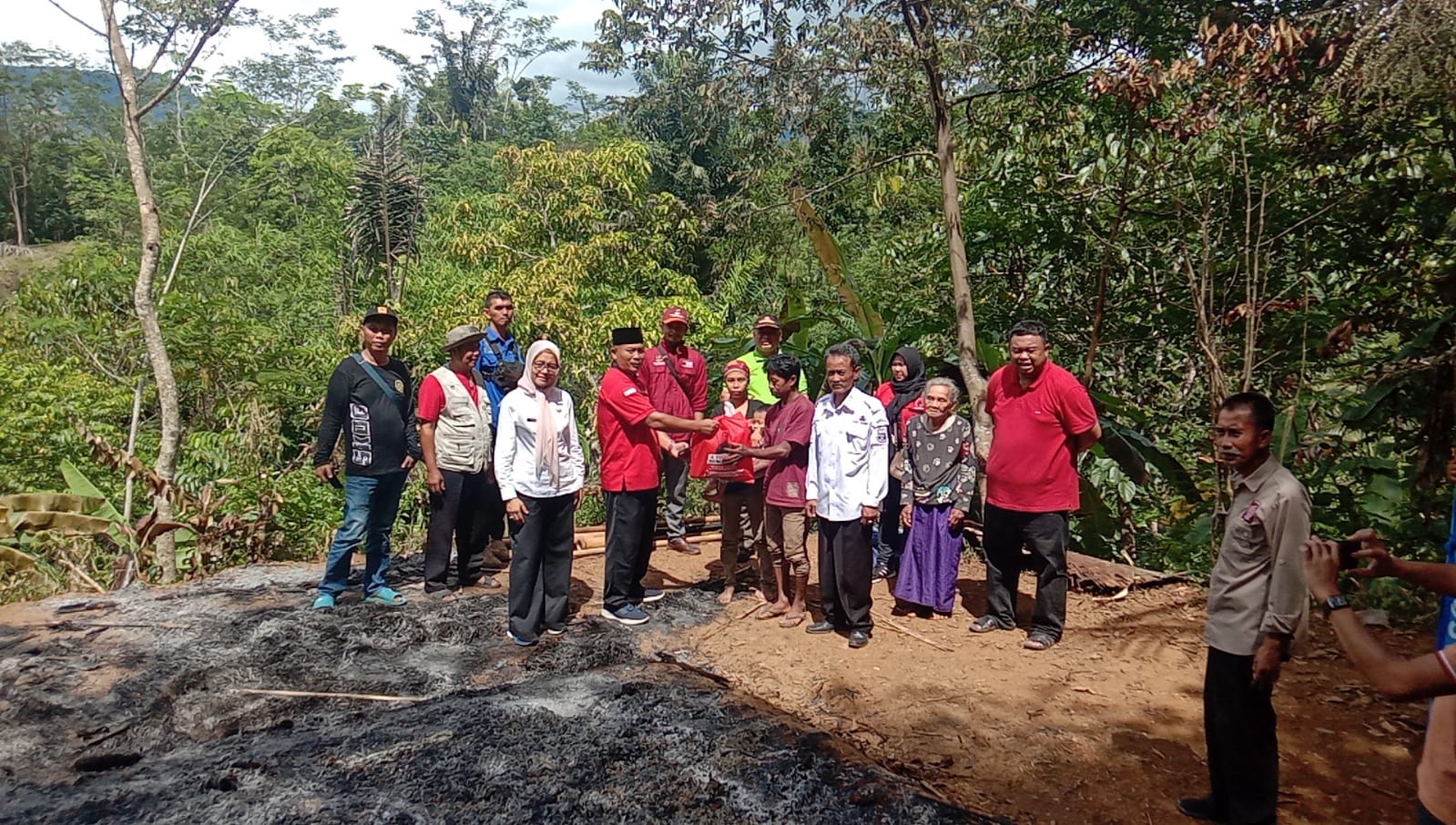 Rumah warga di Kampung Cikututug Desa Cikarang, Kecamatan Cisewu, Kabupaten Garut, ludes terbakar (foto istimewa)