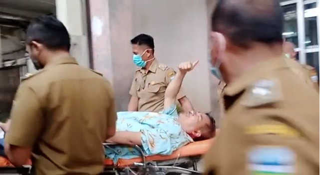 Bupati Garut Rudy Gunawan saat dibawa keluar dari ruang ICU RSUD dr. Slamet Garut