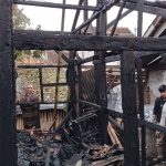 Tiga rumah mengalami kebakaran di Desa Pasirkiamis, Kecamatan Pasirwangi, Garut. Satu rumah ludes terbakar