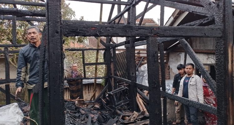 Tiga rumah mengalami kebakaran di Desa Pasirkiamis, Kecamatan Pasirwangi, Garut. Satu rumah ludes terbakar