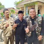 Kades Cintadamai, H Undang (tengah) ketika ditemui di kantor desanya. Kades Cintadamai, H Undang (tengah) ketika ditemui di kantor desanya.