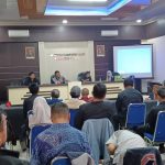 Sekdis DPMD Garut di aula Kecamatan Cibatu. Sekdis DPMD Erwin menerangkan untuk pilkades serentak menggunakan pola banyak TPS Sekdis DPMD Garut di aula Kecamatan Cibatu. Sekdis DPMD Erwin menerangkan untuk pilkades serentak menggunakan pola banyak TPS