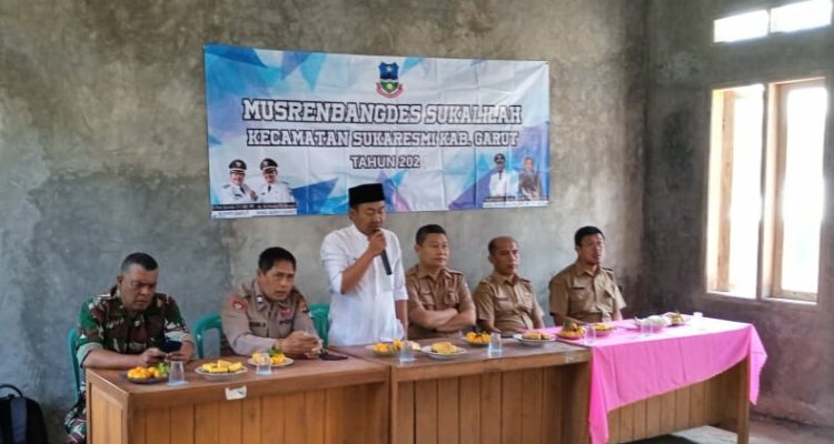 Kades Sukalilah memberikan sambutan dalam musrenbang di aula desa Kades Sukalilah memberikan sambutan dalam musrenbang di aula desa