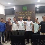 IMG desak Kejati Jabar untuk mengambil alih kasus dugaan korupsi pokir, reses DPRD Garut periode 2014-2019. (Jamjam Purnama tiga dari kiri, bersama tim IMG mengunjungi Kejati Jabar)