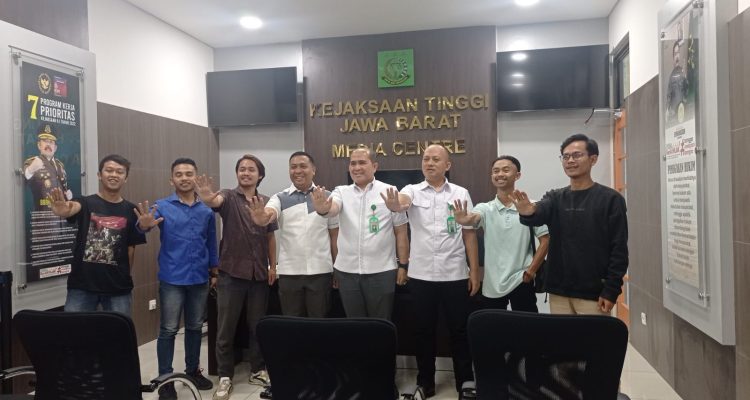 IMG desak Kejati Jabar untuk mengambil alih kasus dugaan korupsi pokir, reses DPRD Garut periode 2014-2019. (Jamjam Purnama tiga dari kiri, bersama tim IMG mengunjungi Kejati Jabar)