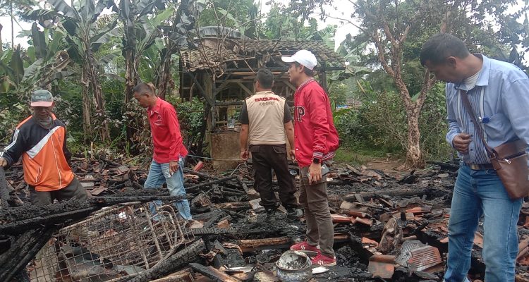 Rumah Hasaudin warga Desa Sindangsari, Kecamatan Cigedug, rata dengan tanah akibat kebakaran. Rumah Hasaudin warga Desa Sindangsari, Kecamatan Cigedug, rata dengan tanah akibat kebakaran.