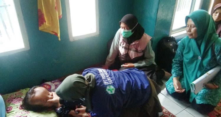 Ketua TP PKK Kecamatan Cigedug berkunjung ke rumah 2 balita penderita hidrosefalus