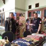 Pelaku UKM Batik Garutan menunjukkan hasil karya mereka di Festival Garutan di Aleyra Hotel & Villa Pelaku UKM Batik Garutan menunjukkan hasil karya mereka di Festival Garutan di Aleyra Hotel & Villa