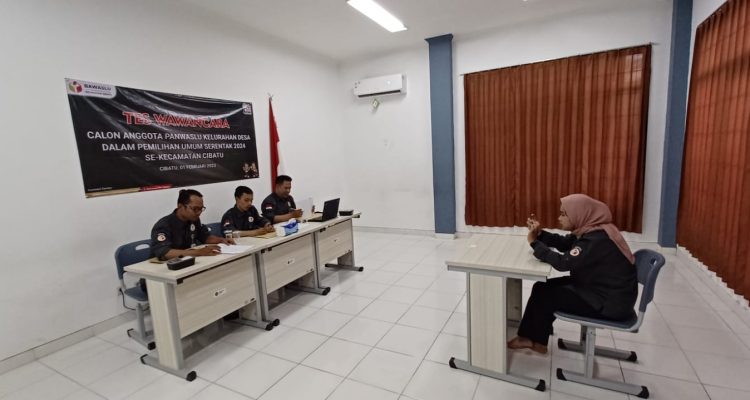 Panwascam Cibatu melakukan tes wawancara terhadap calon pengawas pemilihan desa Panwascam Cibatu melakukan tes wawancara terhadap calon pengawas pemilihan desa