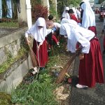 SIswa SD di Kecamatan Cigedug kompak bersihkan sampah secara serentak SIswa SD di Kecamatan Cigedug kompak bersihkan sampah secara serentak