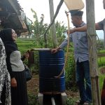 Jiden menunjukkan tempat pengolahan sampah plastik menjadi BBM Jiden menunjukkan tempat pengolahan sampah plastik menjadi BBM