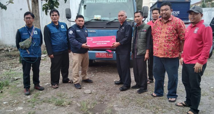 Yudha Puja Turnawan, Anggota DPRD Garut mengunjungi lokasi gempa dan memberikan sejumlah bantuan Yudha Puja Turnawan, Anggota DPRD Garut mengunjungi lokasi gempa dan memberikan sejumlah bantuan