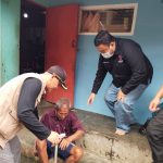 Yudha Puja Turnawan bersama Camat, Kades dan Bacaleg melihat rumah abah Saman yang terbakar Yudha Puja Turnawan bersama Camat, Kades dan Bacaleg melihat rumah abah Saman yang terbakar