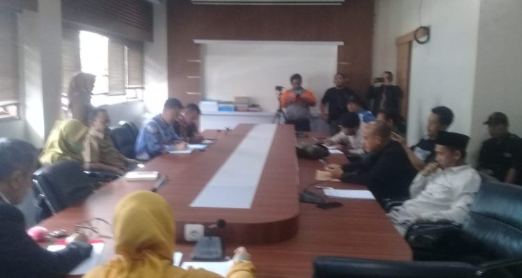 Forum Komunikasi Masyarakat Antar Desa audiensi di Gedung DPRD Garut bersama bjb, menanyakan soal dana KUR Forum Komunikasi Masyarakat Antar Desa audiensi di Gedung DPRD Garut bersama bjb, menanyakan soal dana KUR