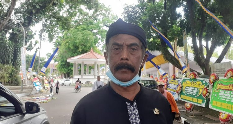 Asep Sulaeman, Kades Babakanloa, Kecamatan Pangatikan, menyayangkan pemberian bantuan motor oleh Pemkab Garut ada yang tidak dilengkapi helm