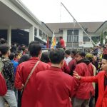 Mahasiswa Kabupaten Garut melakukan demo di depan kantor Kejari Garut menuntut agar sejumlah kasus korupsi dituntaskan Mahasiswa Kabupaten Garut melakukan demo di depan kantor Kejari Garut menuntut agar sejumlah kasus korupsi dituntaskan