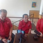 Memo Hermawan (tengah) Anggota DPRD Provinsi Jabar Fraksi PDI Perjuangan ketika diwawancarai di hotel Augusta Memo Hermawan (tengah) Anggota DPRD Provinsi Jabar Fraksi PDI Perjuangan ketika diwawancarai di hotel Augusta