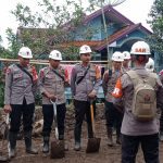 Tim SAR Brimob bersama personel Polsek Bayongbong bantu bersihkan rumah warga yang diterjang longsor Tim SAR Brimob bersama personel Polsek Bayongbong bantu bersihkan rumah warga yang diterjang longsor