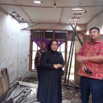 Yudha Puja Turnawan bersama Mamat Rahmat dan sejumlah pengurus DPC PDI Perjuangan Garut didampingi Kades Banjarsari meninjau rumah roboh Yudha Puja Turnawan bersama Mamat Rahmat dan sejumlah pengurus DPC PDI Perjuangan Garut didampingi Kades Banjarsari meninjau rumah roboh