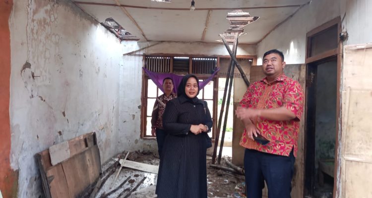 Yudha Puja Turnawan bersama Mamat Rahmat dan sejumlah pengurus DPC PDI Perjuangan Garut didampingi Kades Banjarsari meninjau rumah roboh Yudha Puja Turnawan bersama Mamat Rahmat dan sejumlah pengurus DPC PDI Perjuangan Garut didampingi Kades Banjarsari meninjau rumah roboh