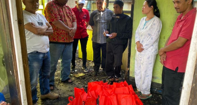 Ketua DPC PDI Perjuangan Garut bersama sejumlah pengurus DPC dan PAC Cikajang mengunjungi korban kebakaran di Desa Margamulya, Kecamatan Cikajang Ketua DPC PDI Perjuangan Garut bersama sejumlah pengurus DPC dan PAC Cikajang mengunjungi korban kebakaran di Desa Margamulya, Kecamatan Cikajang