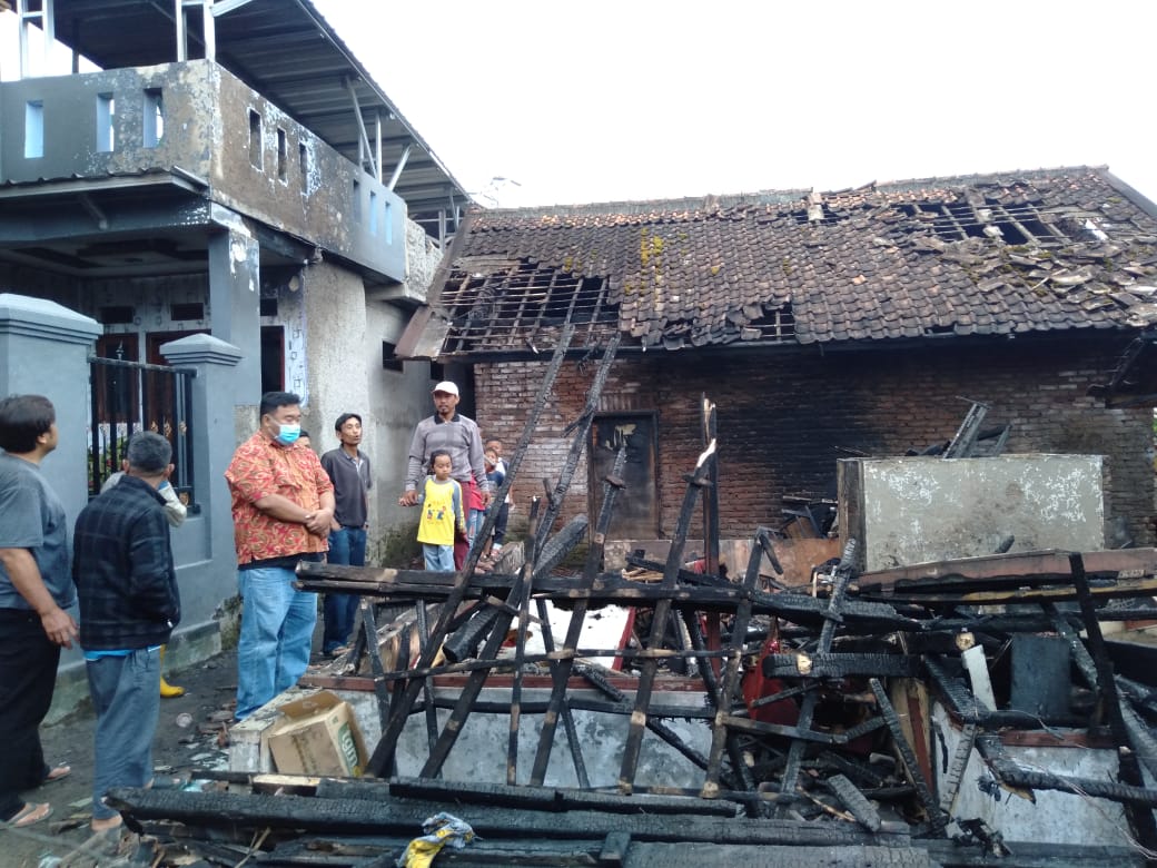 Yudha Puja Turnawan, Anggota DPRD Garut Fraksi PDI Perjuangan mengunjungi tiga keluarga korban kebakaran di Desa Padaawas