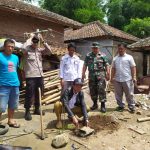 Kades Sukasenang melakukan peletakan batu pertama pembangunan rutilahu milik Enung Kades Sukasenang melakukan peletakan batu pertama pembangunan rutilahu milik Enung