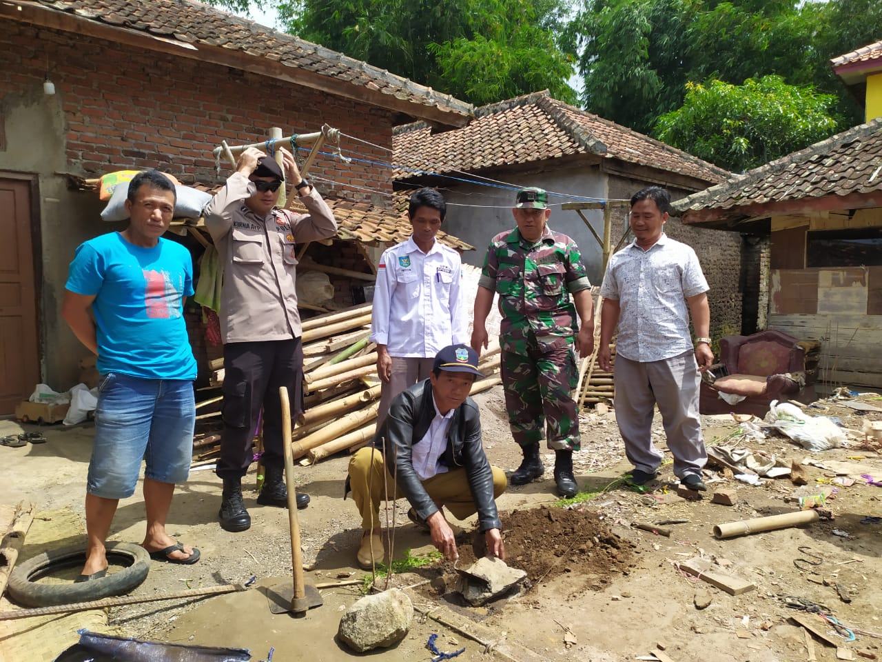 Kades Sukasenang melakukan peletakan batu pertama pembangunan rutilahu milik Enung