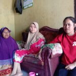 Enung (tengah) bersama anaknya Hanipah (kanan) dan Oom kakak sepupunya Enung (tengah) bersama anaknya Hanipah (kanan) dan Oom kakak sepupunya