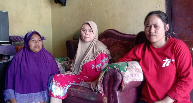 Enung (tengah) bersama anaknya Hanipah (kanan) dan Oom kakak sepupunya Enung (tengah) bersama anaknya Hanipah (kanan) dan Oom kakak sepupunya