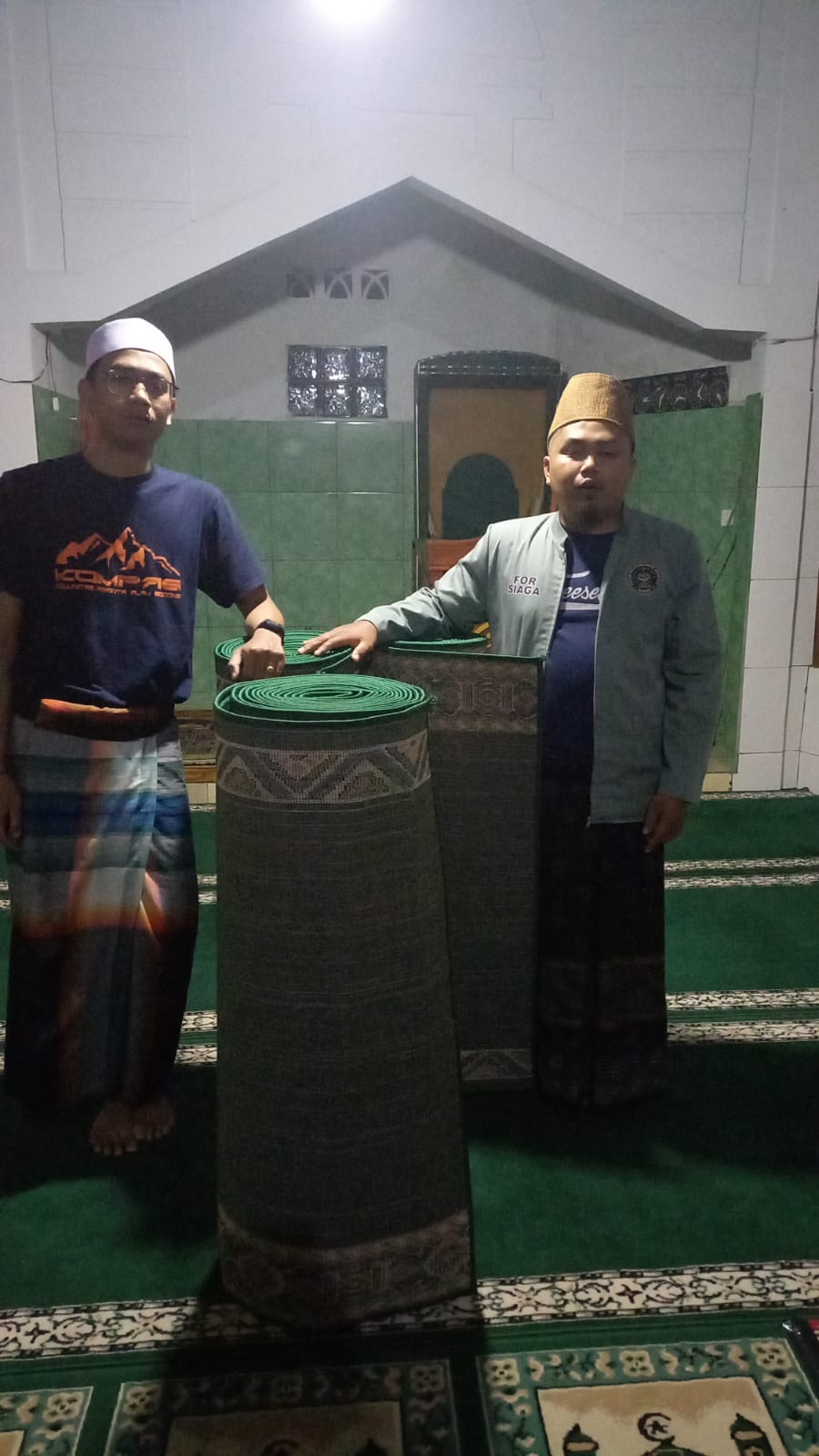 Yayasan Indonesia Satu Garut menyalurkan bantuan karpet pada masjid At Taqwa