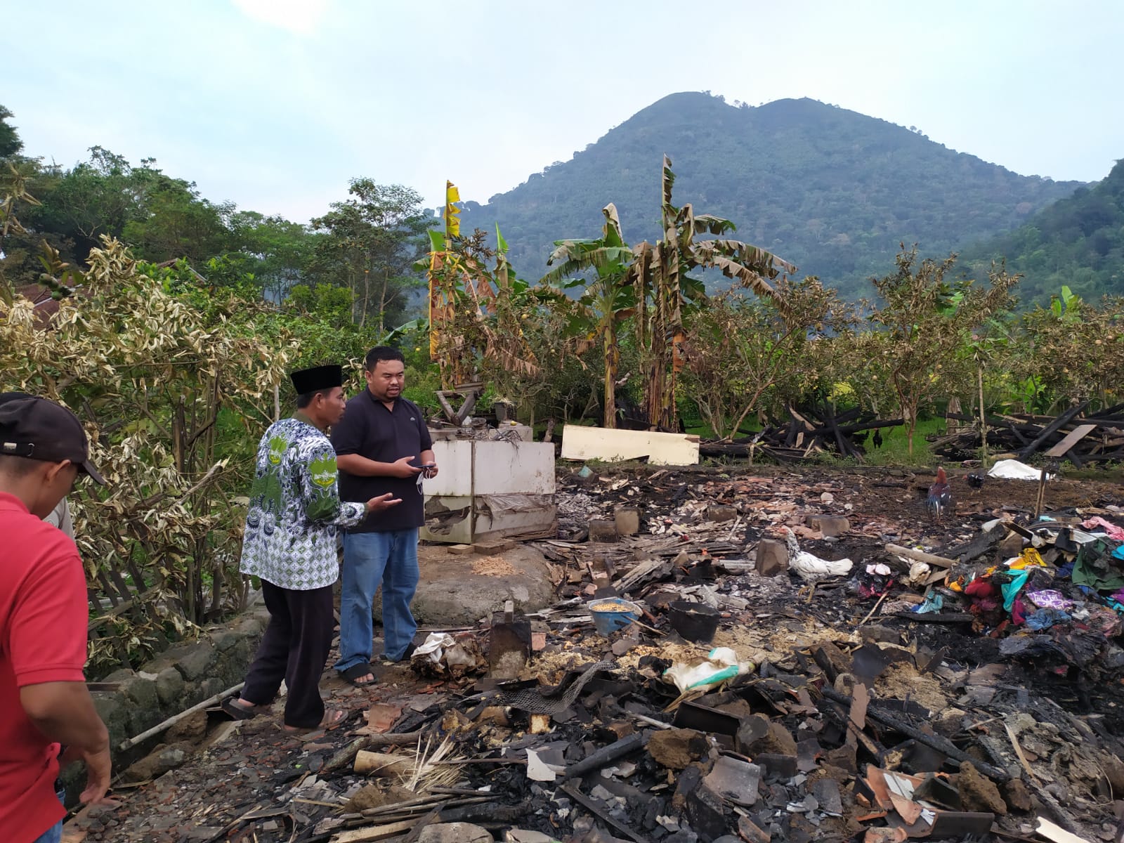 2 rumah ludes terbakar di Desa Harumansari, Keamatan Kadungora, Yudha Legislator Garut puji gotong royong warga