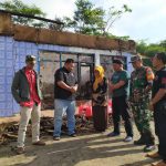 Ketua DPC PDI Perjuangan Garut kunjungi Sunsun pensiunan TNI yang jadi korban kebakaran di Desa Padamukti Ketua DPC PDI Perjuangan Garut kunjungi Sunsun pensiunan TNI yang jadi korban kebakaran di Desa Padamukti