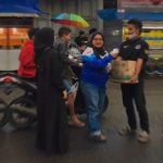 XTC PAC Kecamatan Bayongbong membagikan takjil kepada pengendara jalan XTC PAC Kecamatan Bayongbong membagikan takjil kepada pengendara jalan