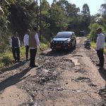 Wakil Bupati Garut, dr. Helmi Budiman, meninjau kondisi jalan di Kecamatan Cihurip, Kabupaten Garut, Rabu (26/04/2023). Wakil Bupati Garut, dr. Helmi Budiman, meninjau kondisi jalan di Kecamatan Cihurip, Kabupaten Garut, Rabu (26/04/2023).