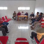 kades Ayi melakukan musyawarah dengan warga kades Ayi melakukan musyawarah dengan warga