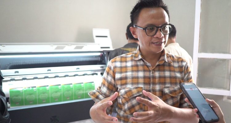 keterangan foto:Kepala Bidang Pengembangan Usaha Koperasi dan Usaha Mikro Diskop UKM Garut, Yadi Arriyadi, memberikan keterangan terkait Garut Packaging House di Gedung GPH, Jalan Ahmad Yani, Kecamatan Garut Kota, Kabupaten Garut, Jum'at (Foto : Muhamad Azi Zulhakim/Diskominfo Garut). keterangan foto:Kepala Bidang Pengembangan Usaha Koperasi dan Usaha Mikro Diskop UKM Garut, Yadi Arriyadi, memberikan keterangan terkait Garut Packaging House di Gedung GPH, Jalan Ahmad Yani, Kecamatan Garut Kota, Kabupaten Garut, Jum'at (Foto : Muhamad Azi Zulhakim/Diskominfo Garut).