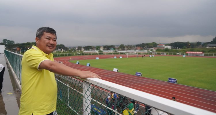 Bupati Garut Rudy Gunawan saat meninjau stadion RAA Adiwijaya