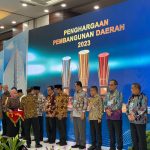 Wabup Garut saat menerima piala PPDB Wabup Garut saat menerima piala PPDB