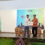 Pemberian hadiah juara 1 lomba fotografi planologi Pemberian hadiah juara 1 lomba fotografi planologi