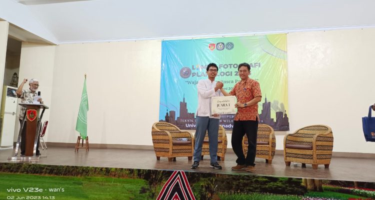 Pemberian hadiah juara 1 lomba fotografi planologi Pemberian hadiah juara 1 lomba fotografi planologi