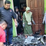 Ketua DPC PDI Perjuangan Garut Bantu Bersihkan Puing-puing Rumah Korban Kebakaran di Desa Kutanagara Malangbong Ketua DPC PDI Perjuangan Garut Bantu Bersihkan Puing-puing Rumah Korban Kebakaran di Desa Kutanagara Malangbong