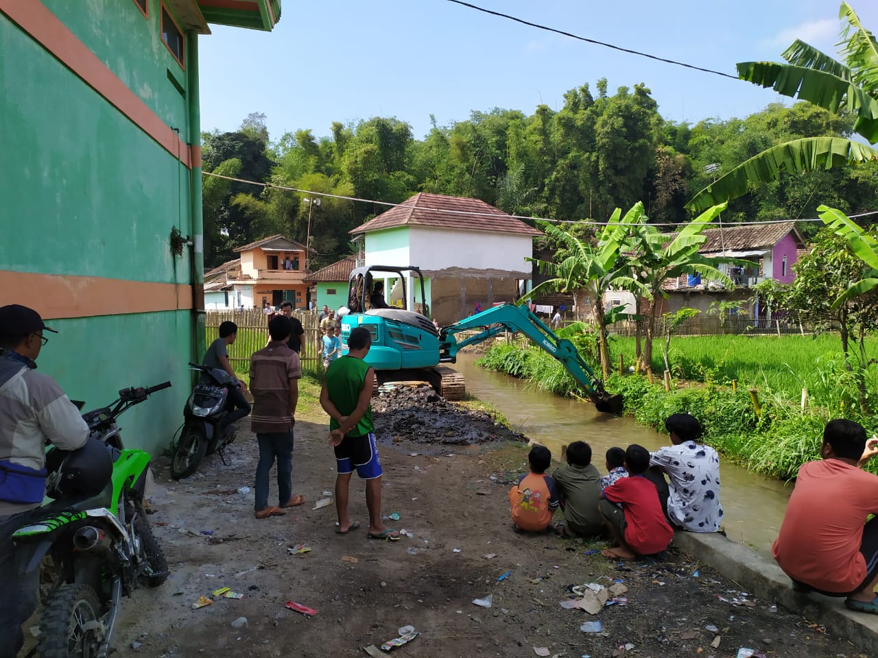 Desa Karyajaya Bersama PUPR Lakukan Pengerukan Irigasi