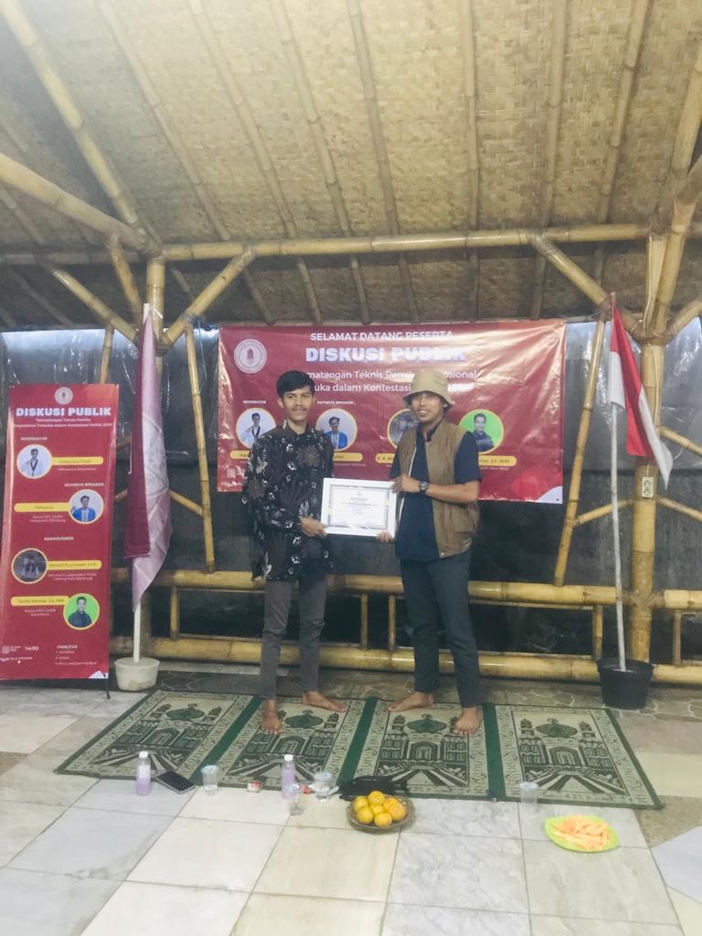 Ketua GMPK Kab. Bandung Memberikan sertipikat kepada narasumber