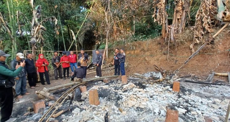 sisa sisa kebakaran saat di tinjau oleh Yudha Puja Turnawan sisa sisa kebakaran saat di tinjau oleh Yudha Puja Turnawan